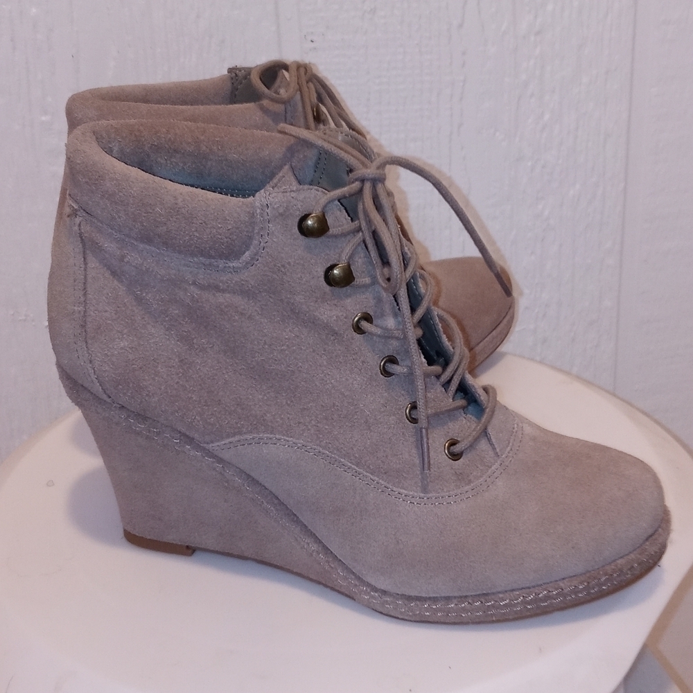 NWOT Dolce Vita wedge ankle boots tan suede size 7.5